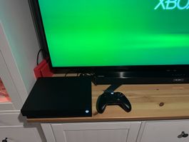 Xbox One X mit einem Controller