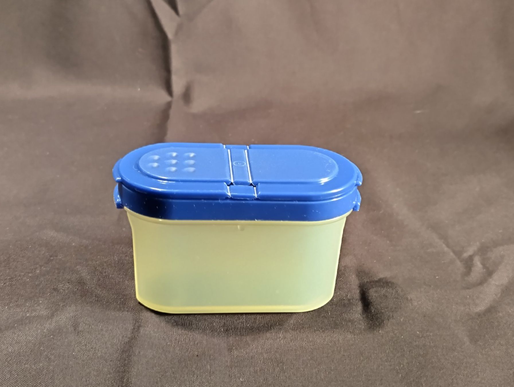 Tupperware Contenitori & Simili: Tupperware Behälter mit 2 verschiedenen Oeffnungen – Usato da Bellach venduto da JingleCherry