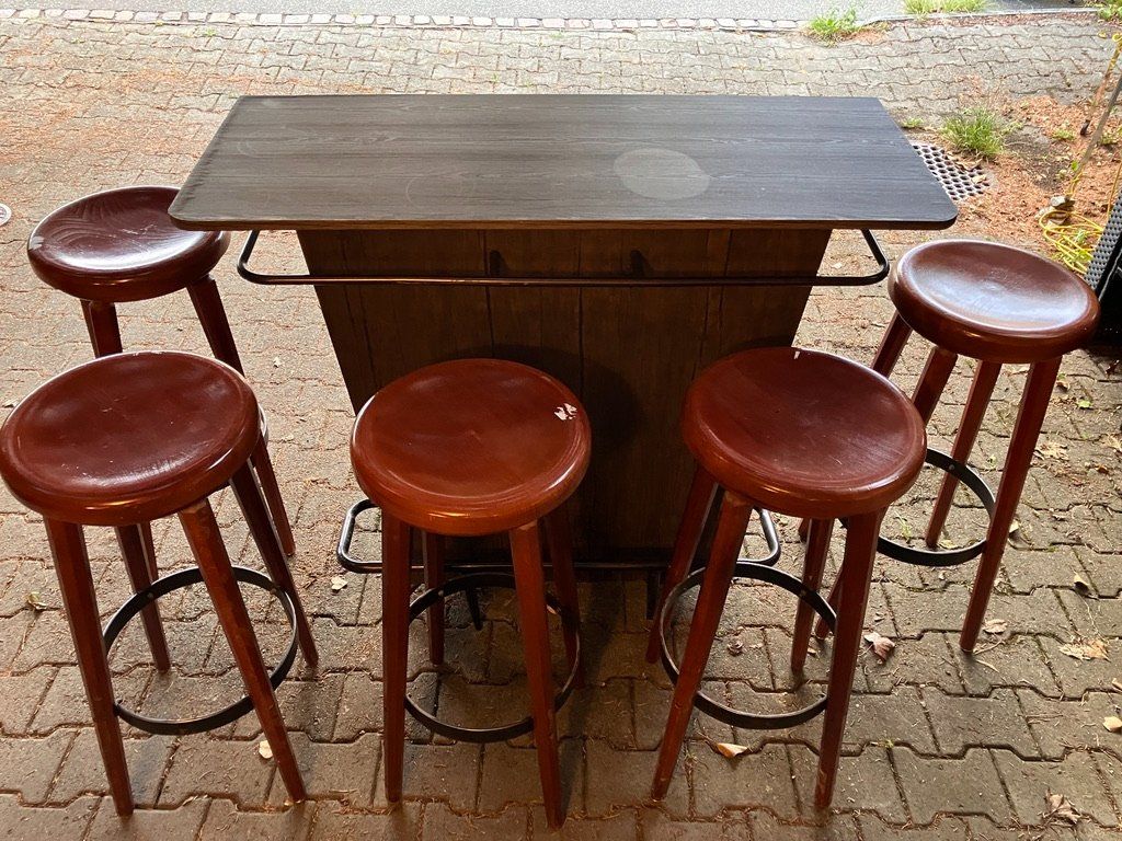 Sgabelli: Bar / Bistro Tisch mit 5 Barhocker aus Holz – Usato da Fislisbach venduto da Promo 1
