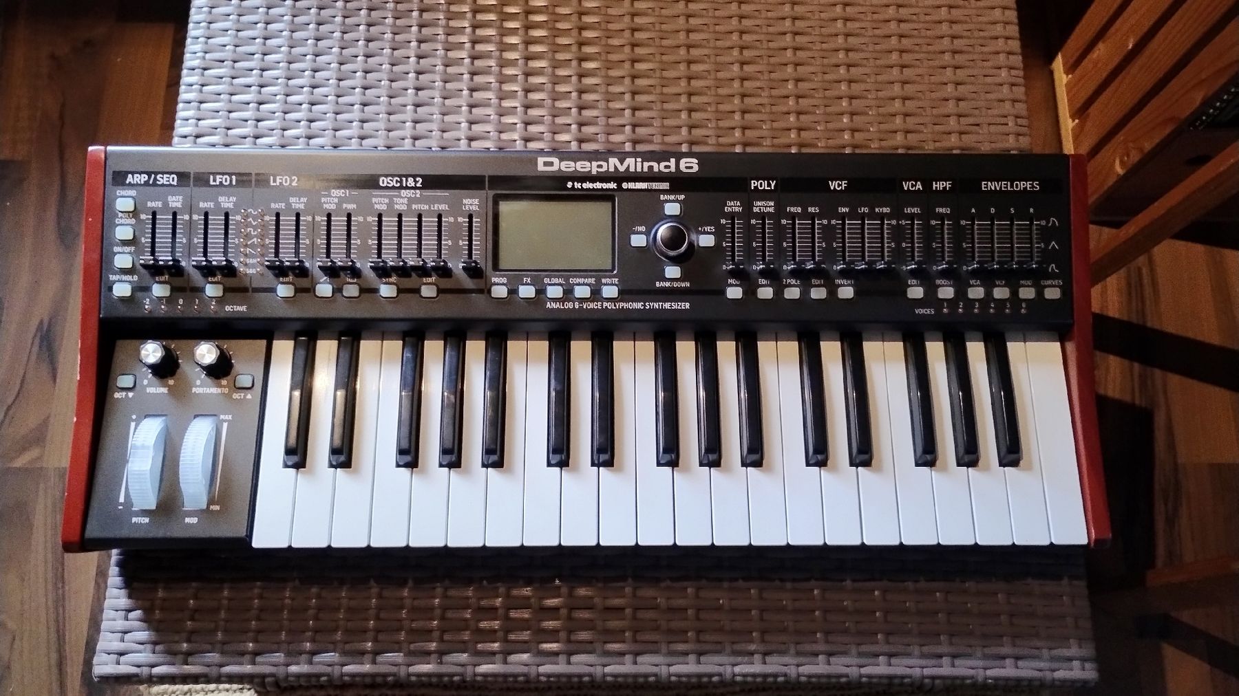 Behringer Strumenti musicali: Behringer Deepmind 6 Synthesizer (auch auf Tutti) – Usato da Nussbaumen AG venduto da off_6rdl