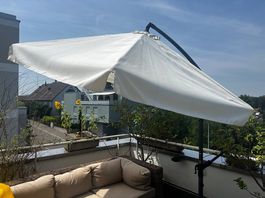 Sonnenschirm mit Sockel und Platten zur Befestigung