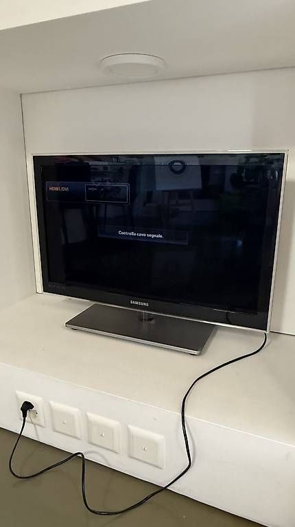 Televisori: Televisore Samsung 32" con cavo HDMI e montaggio a muro – Usato da Porza venduto da sma_gg6v