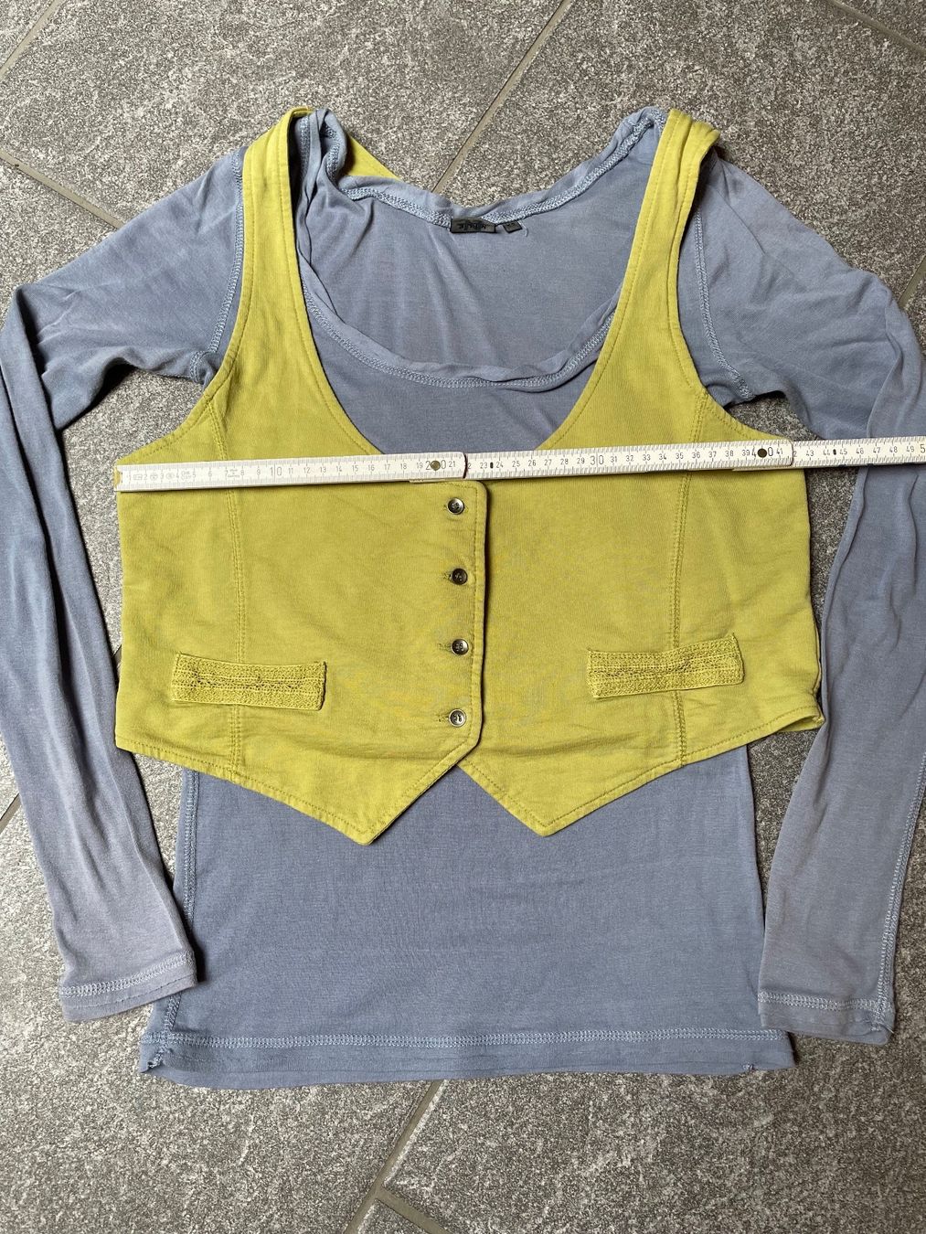 Nile Lotti di vestiti: Nile Rock mit Shirt & Weste Gr S – Usato da Niederbipp venduto da Rosamunde44 1