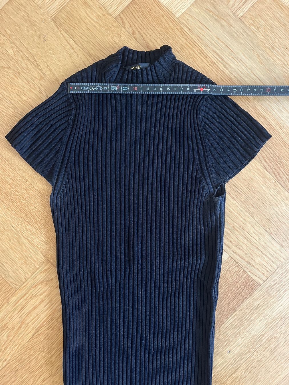 T-shirt: Maje Strickshirt Schwarz Gr. 1 Gerippter Feinstrick – Usato da Zürich venduto da bretxo 4