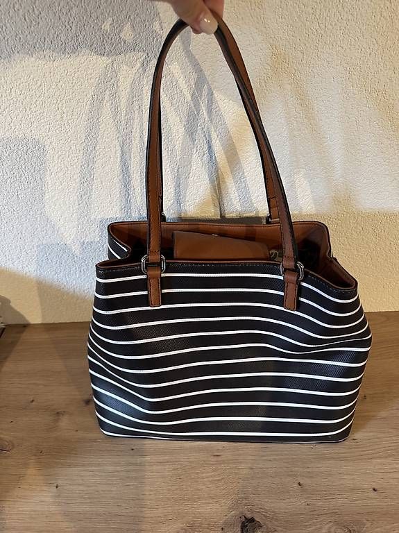 Guess Sacs femmes: Guess Handtasche – D'occasion à Frutigen par sal_9lqd 2