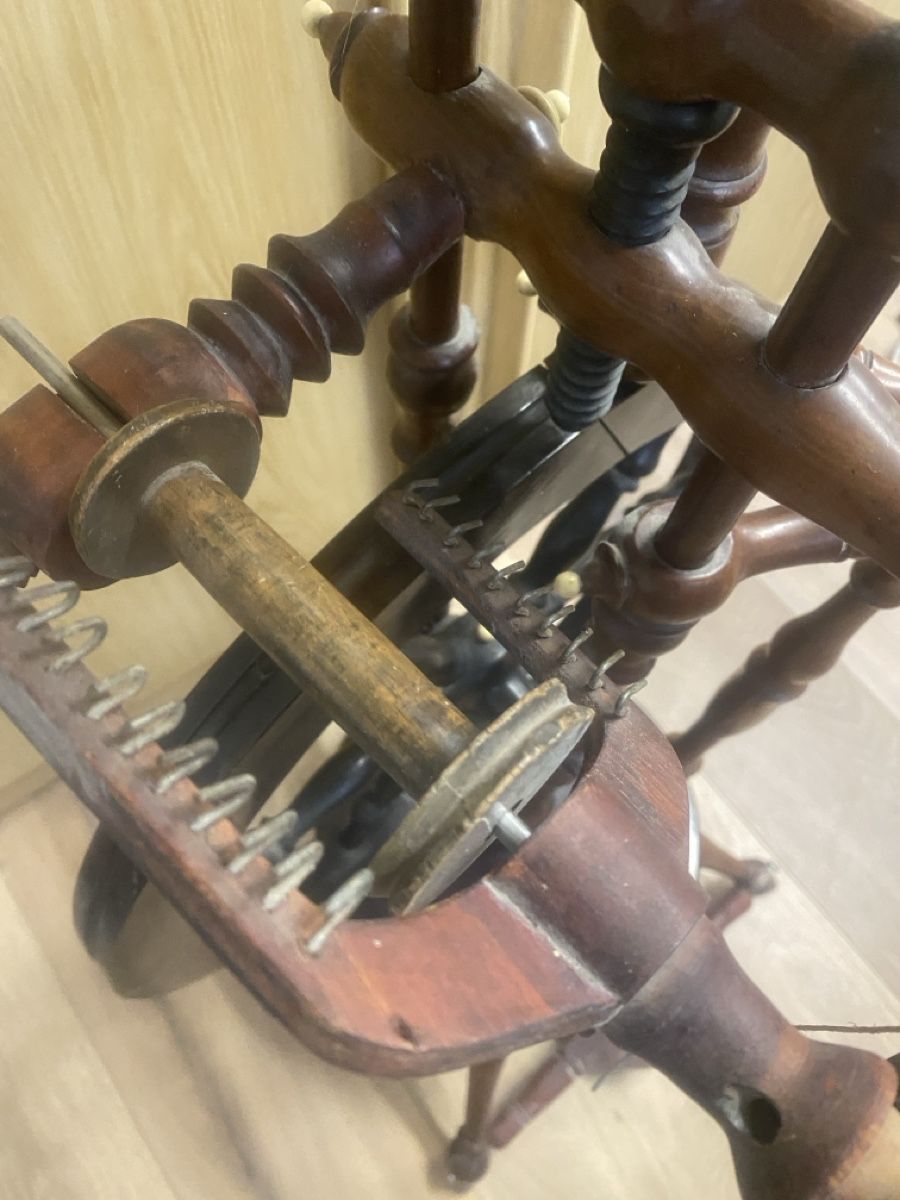 Ruote per filare: Antikes Holz-Spinnrad: Rustikale Volkskunst – Usato da Moosseedorf venduto da chaschu 3