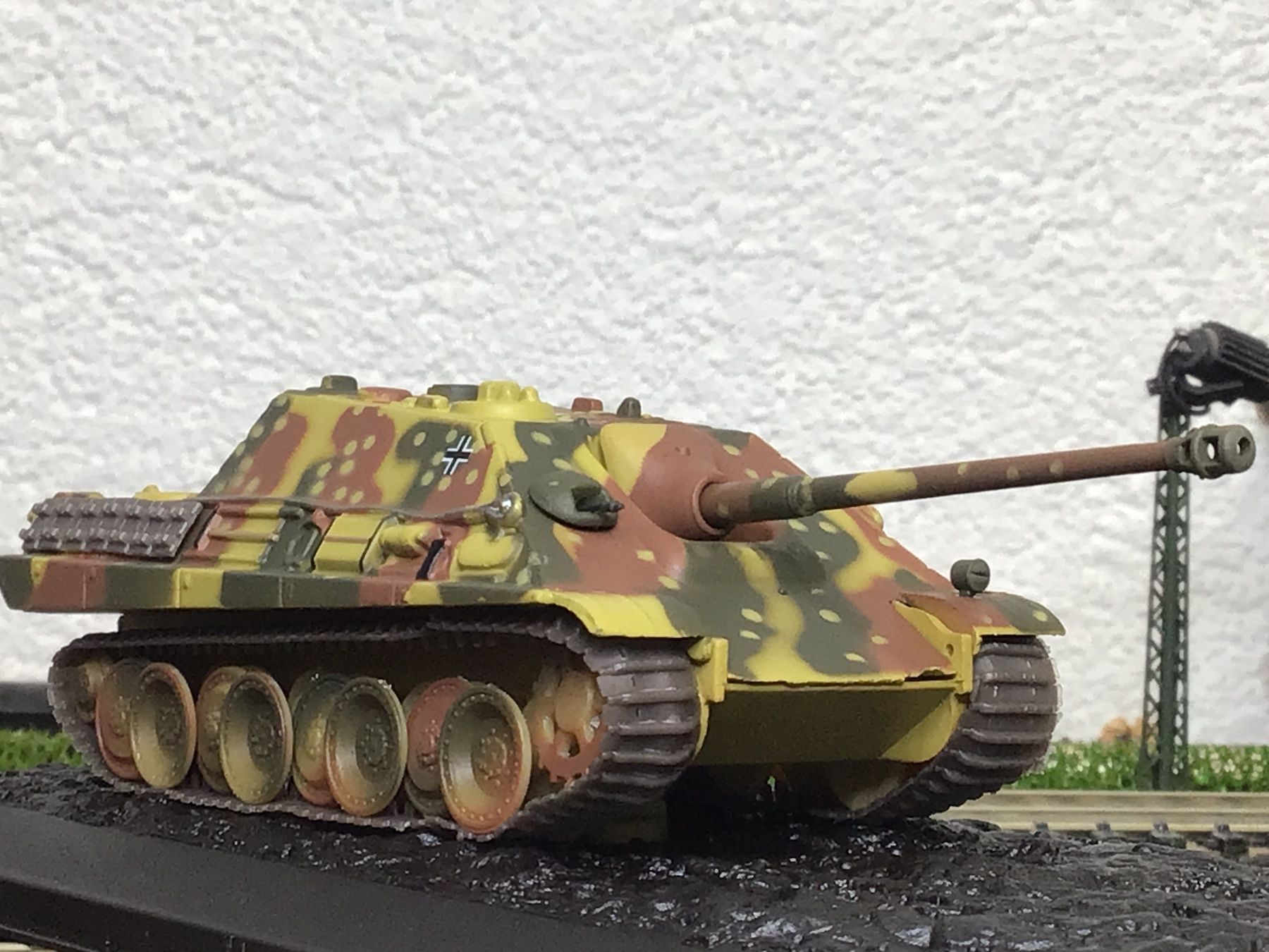 Kit di modellismo & Modellini statici: 1:72 Jagdpanther Modellpanzer mit Vitrine – Nuovo e nell'imballaggio originale da Männedorf venduto da Modell-Spezialisten 1