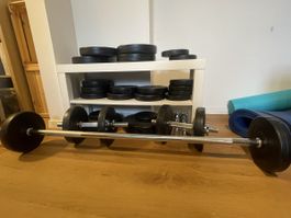 Hantelset mit Langhantel und Gewichtsscheiben