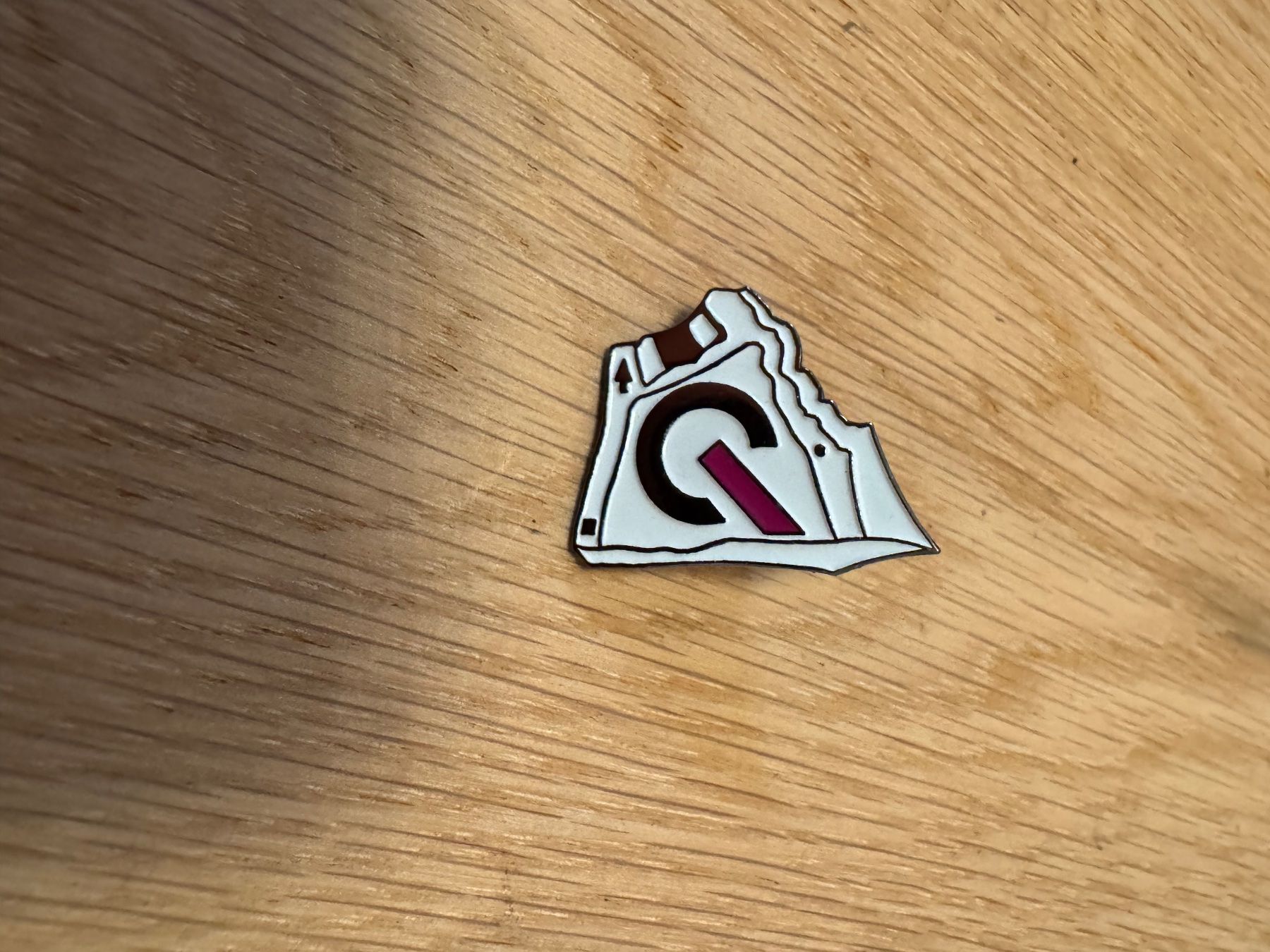 Placchette & Badge: Pin / Anstecker – Usato da Winkel venduto da Schorley
