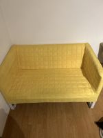 Gelbes IKEA Zweisitzer Sofa mit weissen Füssen