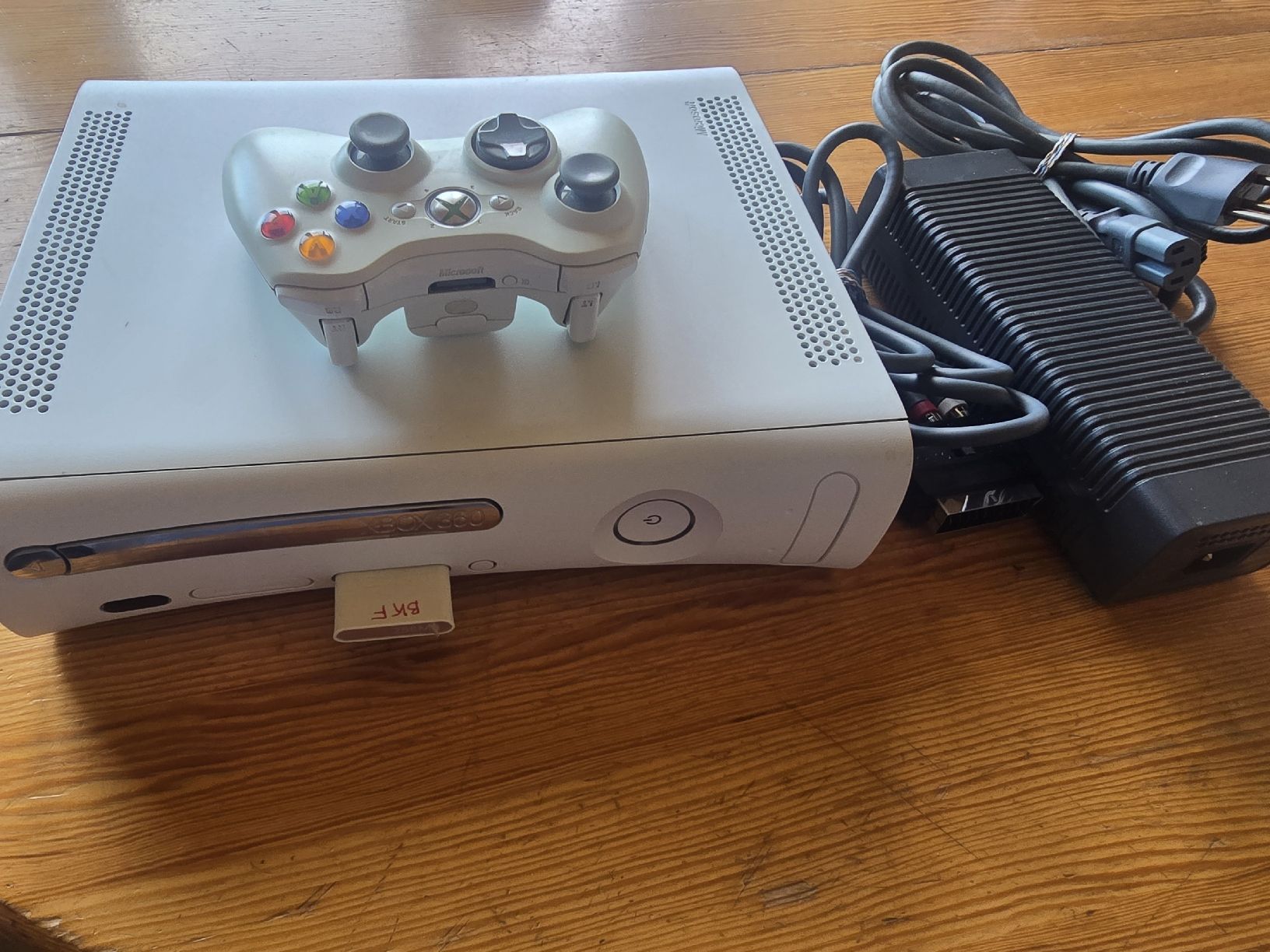 Microsoft Konsolen: Console Xbox 360 avec manette et alimentation blanche – Gebraucht aus Neuchâtel von Benketaf 1