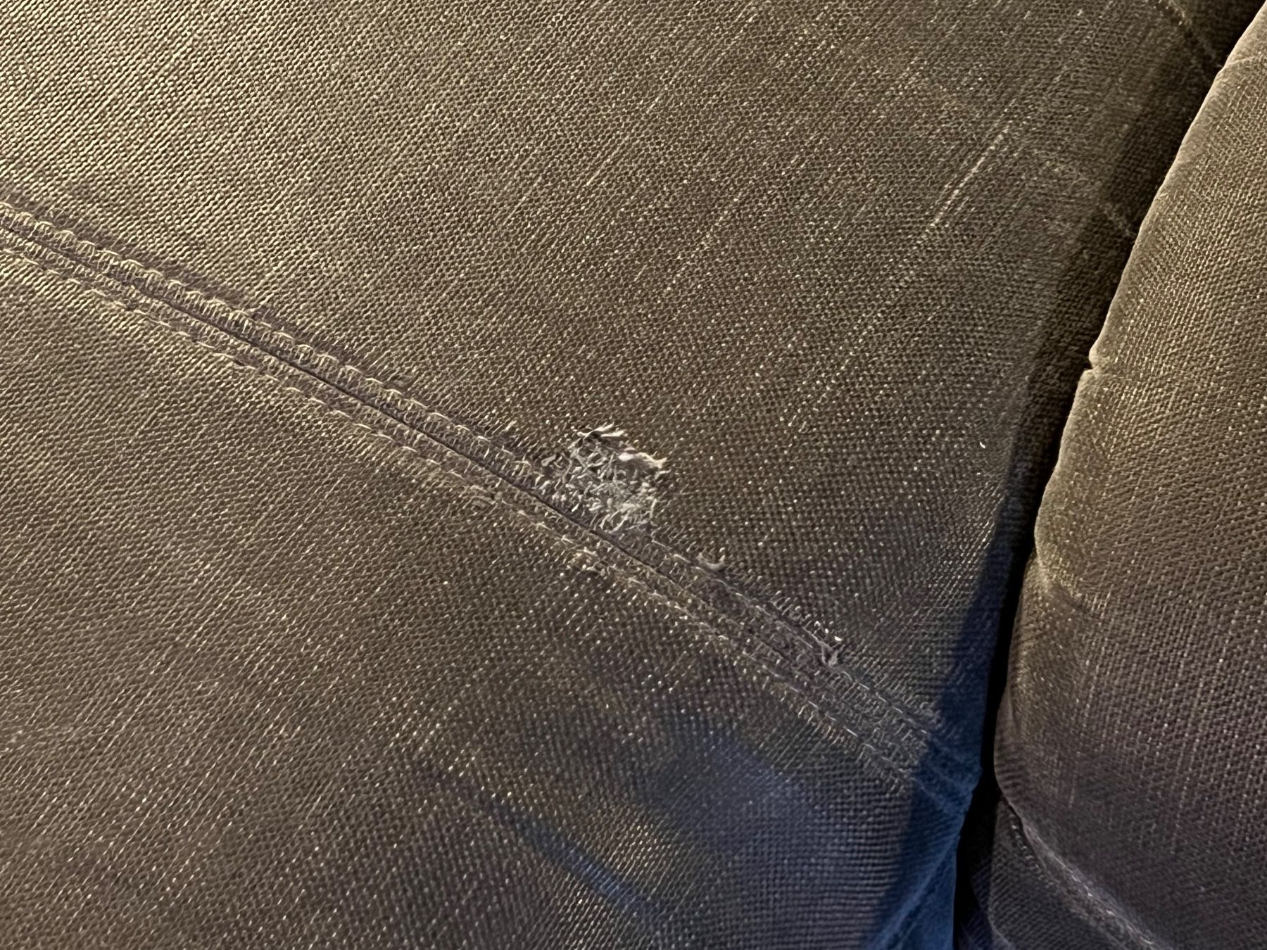Sofas: Graues Stoffsofa mit Recliner - gebraucht – D'occasion à Binningen par noa_9wfx 2