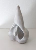 Abstrakte Keramikskulptur, signiert und datiert
