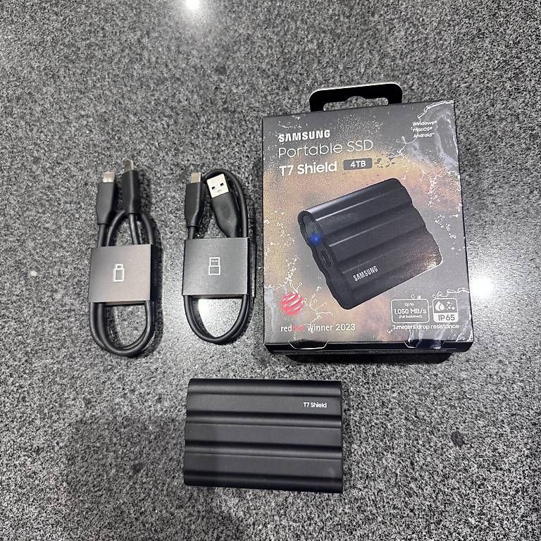 Samsung Dischi rigidi: Samsung T7 Shield 4TB SSD – Nuovo (secondo la descrizione) da Hinwil venduto da norisenya