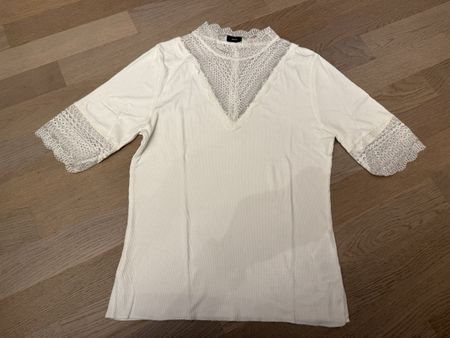 Damen Oberteil weiss mit Spitze Details