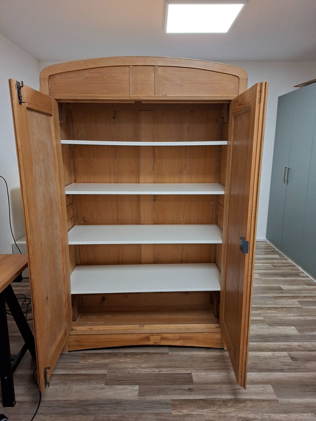 Armadi: Alter Holzschrank – Usato da Hochdorf venduto da Tantemax 1