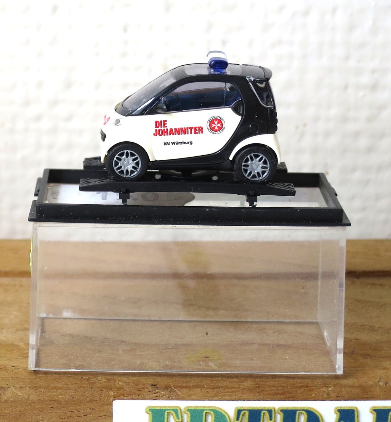 Busch Modellautos: BUSH HO 1:87 SMART DIE JOHANNITER – Gebraucht aus Gland von FRtrains