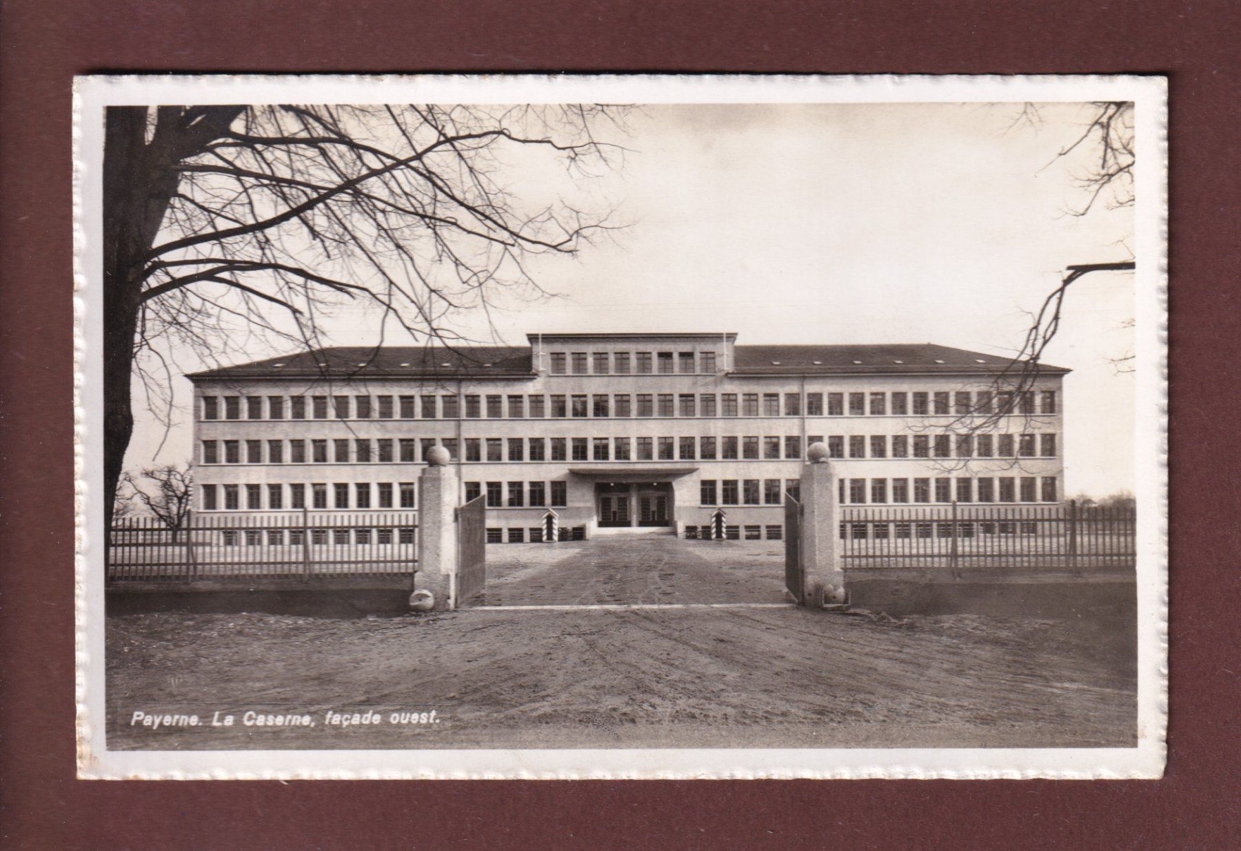 Cartoline postali: PAYERNE - La Caserne - Façade ouest - Feldpost – Usato da Pully venduto da nicecards
