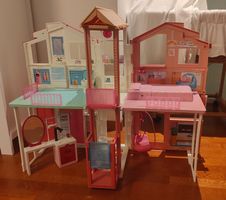 Barbie-Haus mit Puppen und Zubehör