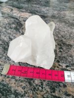 cristal de roche (quartz incolore) brut qui pèse 423 grammes