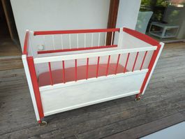 Kinderbett mit Rollen, 125 x 74 rot-weiss, ca. 60 Jahre alt
