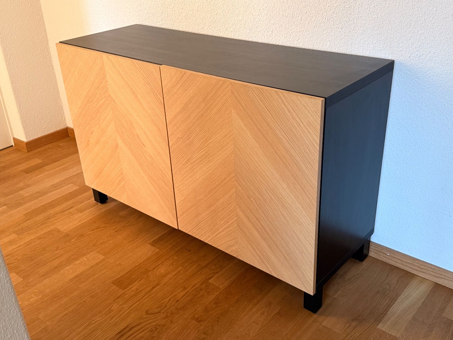 Ikea Schränke: Sideboard schwarz mit Eichenfronten gebraucht – Gebraucht aus Zürich von sim_v8qn