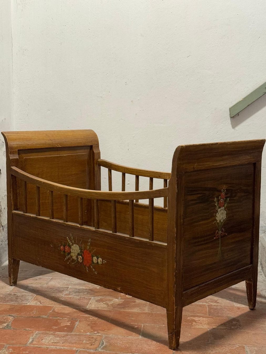 Letti: Antikes Kinderbett, Holz, handbemalt – Usato da Zollikon venduto da Kimberly02 1