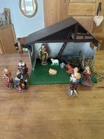 Krippe und Figuren für Weihnachtsgeschichte