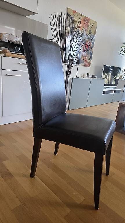 Sedie: 4 Esszimmerstühle Leder/Holz – Difettoso da Zumikon venduto da Richard.Mark.CH
