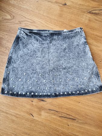 Neu mit Etikette: Grauer Jeansrock von Zara mit Nieten