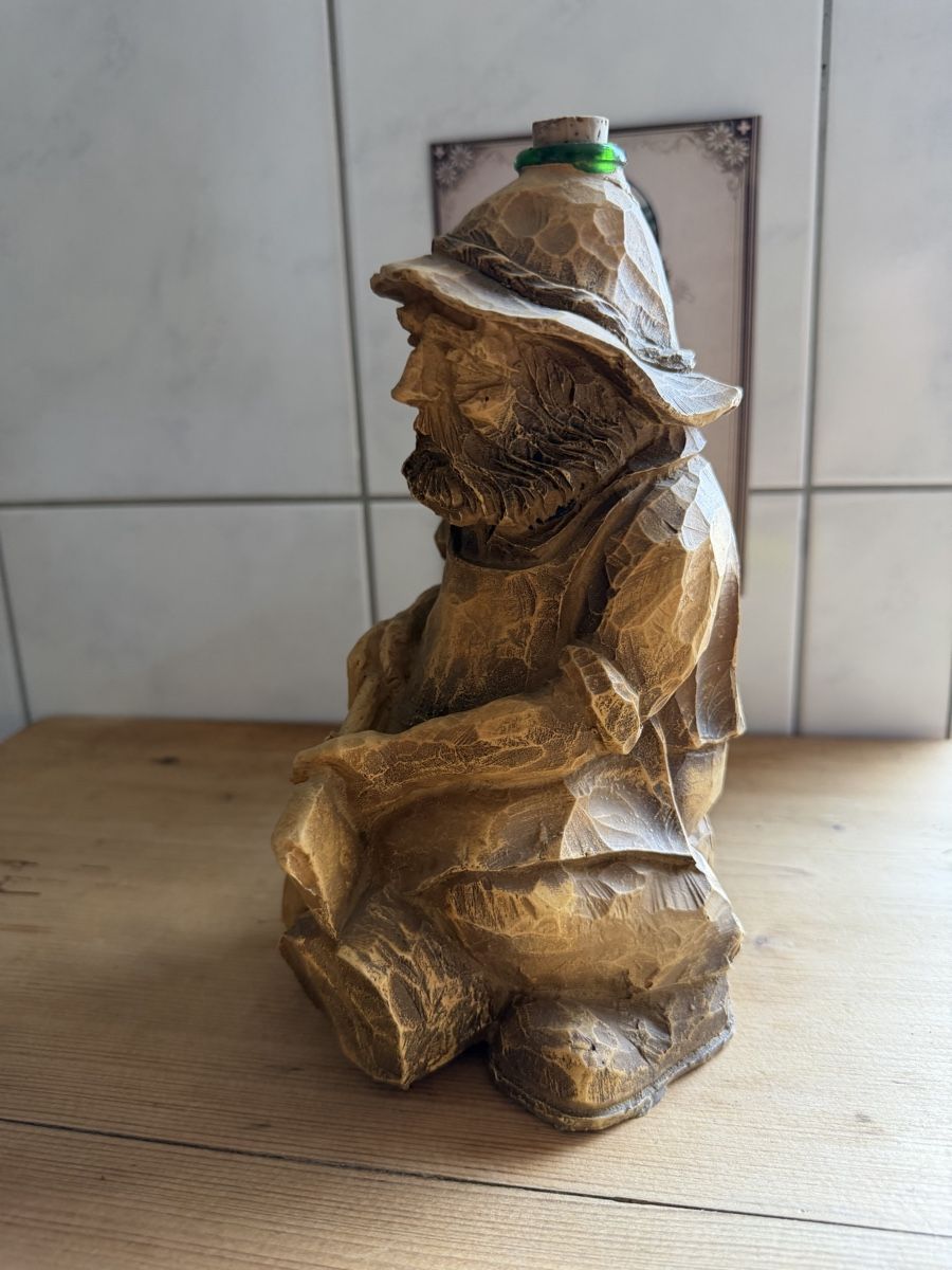 Statuette: Holzflasche Mann mit Axt handgeschnitzt Sitzfigur ca. 25cm – Usato da Plasselb venduto da SeislerBrocki 2