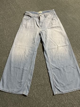 Hellblaue Jeans, weit geschnitten Cambio neu