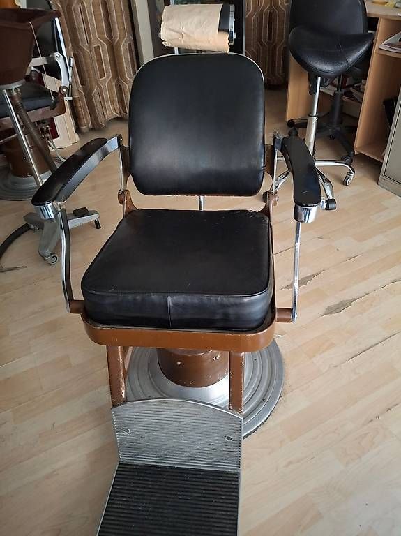 Stühle: Coiffeur Einrichtung - Drehstühle – Gebraucht aus Lausen von Exc400 3