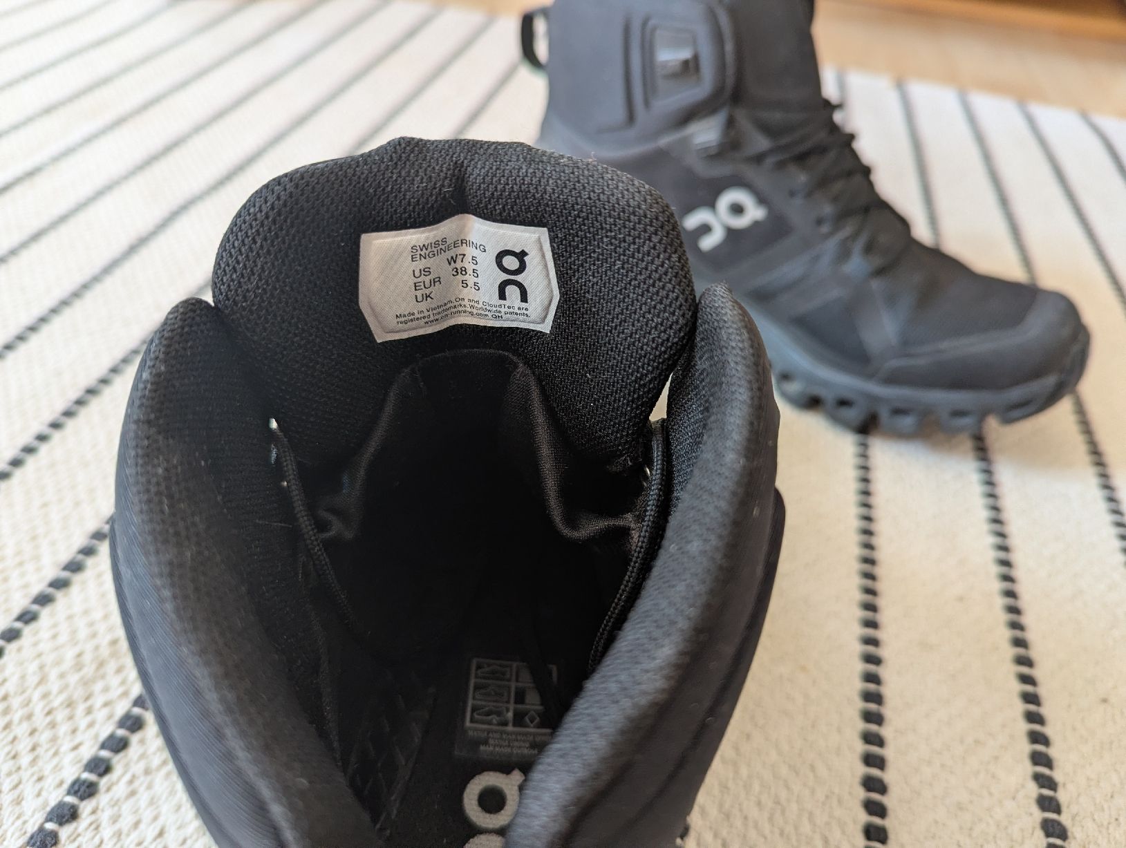 On Scarpe da donna: On Cloudrock Waterproof Damen Wanderschuhe 38.5 neu – Nuovo (secondo la descrizione) da St. Gallen venduto da mic_6g5v 1