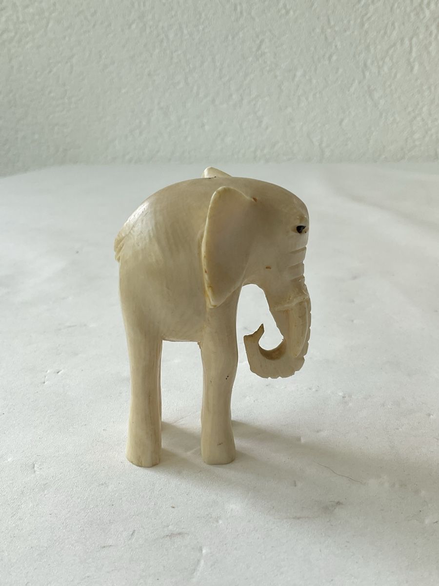 Figurines: Ancien éléphant sculpté  – D'occasion à Malleray par Robot12 3