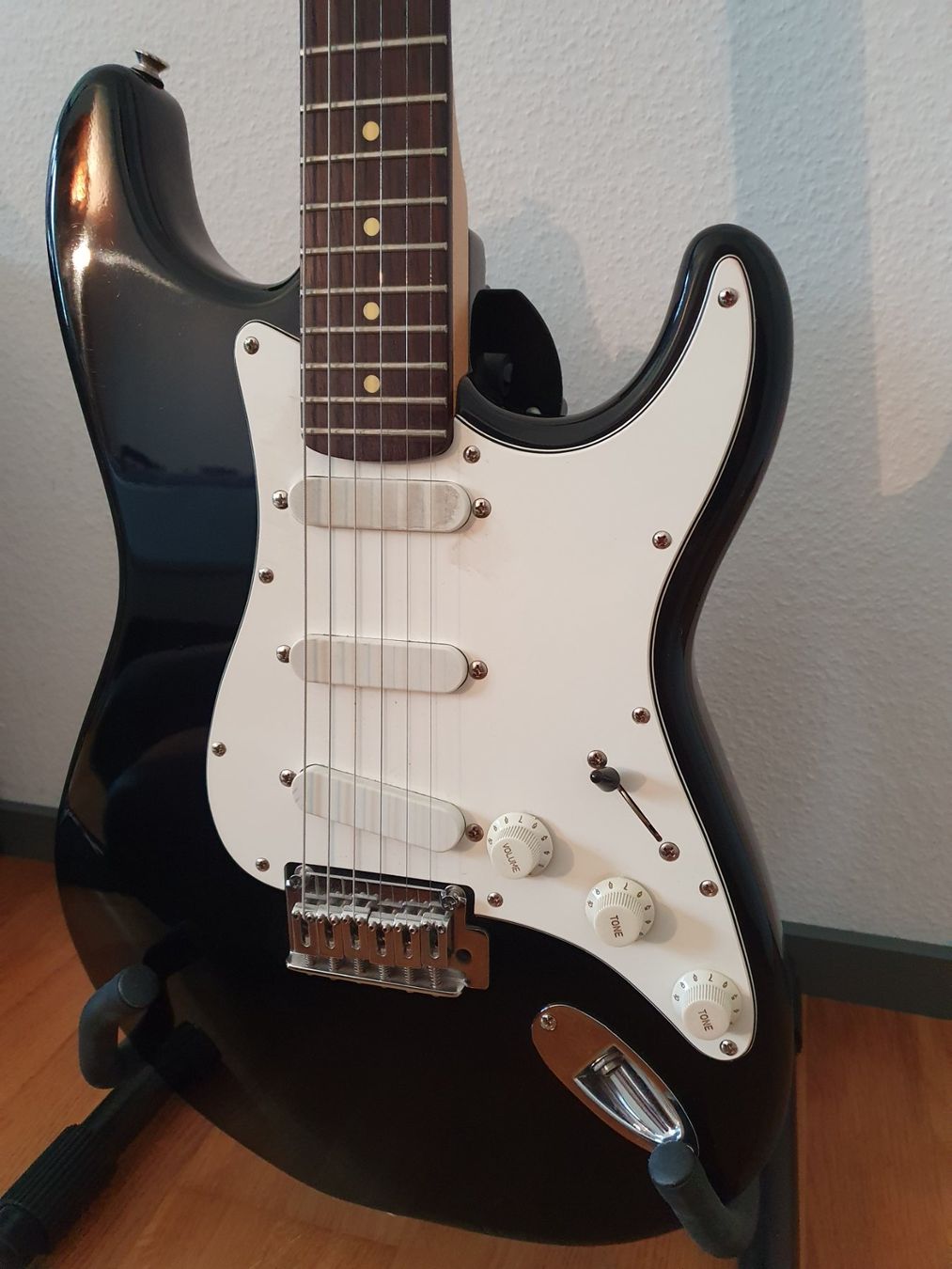 Instruments de musique: Chevy Strat mit Tremolo - E-Gitarre schwarz – D'occasion à Zollikon par Mary_80 1
