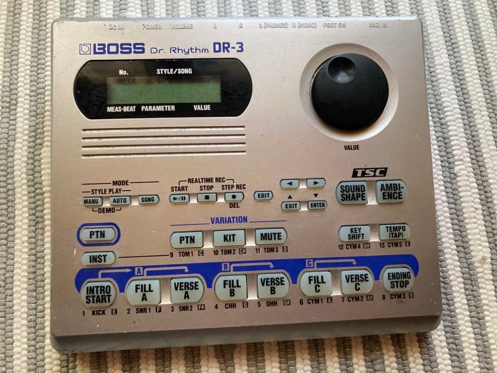 Boss Instruments de musique: BOSS DR-3 drumcomputer – D'occasion à Lajoux JU par romaingogniat