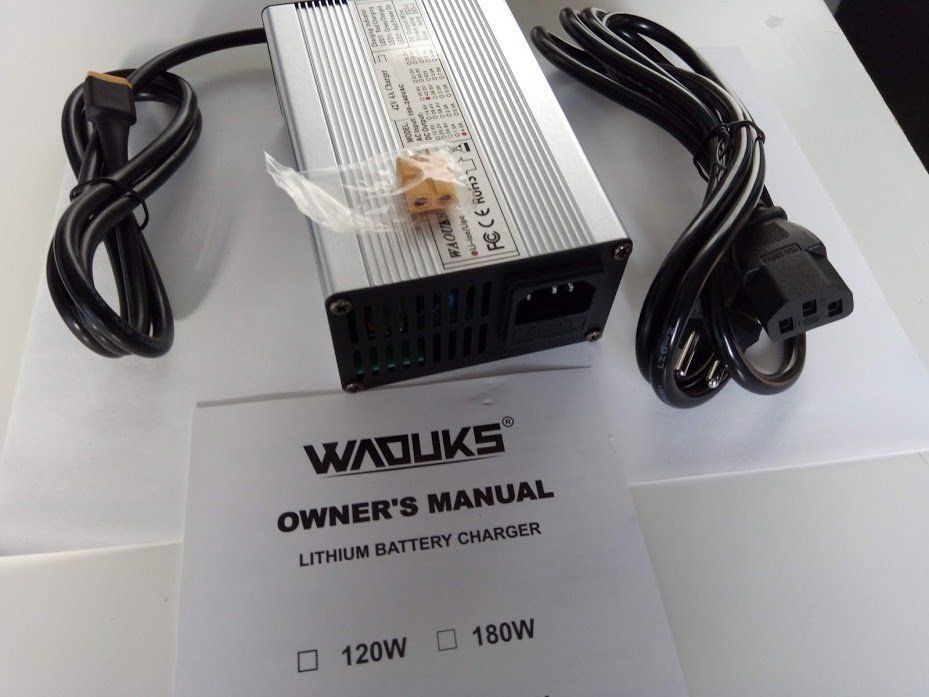 Caricabatterie: 36V electric bicycle battery charger – Nuovo e nell'imballaggio originale da Ermatingen venduto da rik4rdo