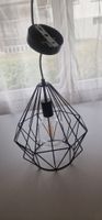 Schwarze Hängelampe im Industrial Design