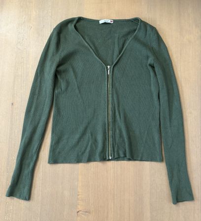 grüne Strickjacke mit Reissverschluss