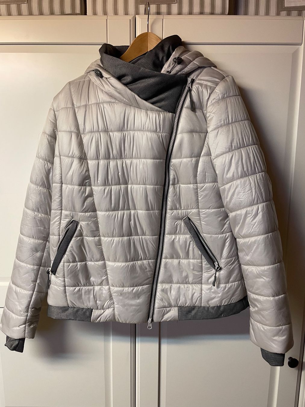 Vestes: Bpc Steppjacke hellgrau Grösse 40 neuwertig – D'occasion à Adlikon b.Regensdf par SimoneO01 2