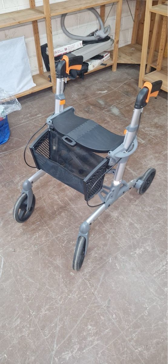 Gehhilfen: Gehhilfe Rollator mit Sitz und Korb – Gebraucht aus Riehen von Hamohaustechnik