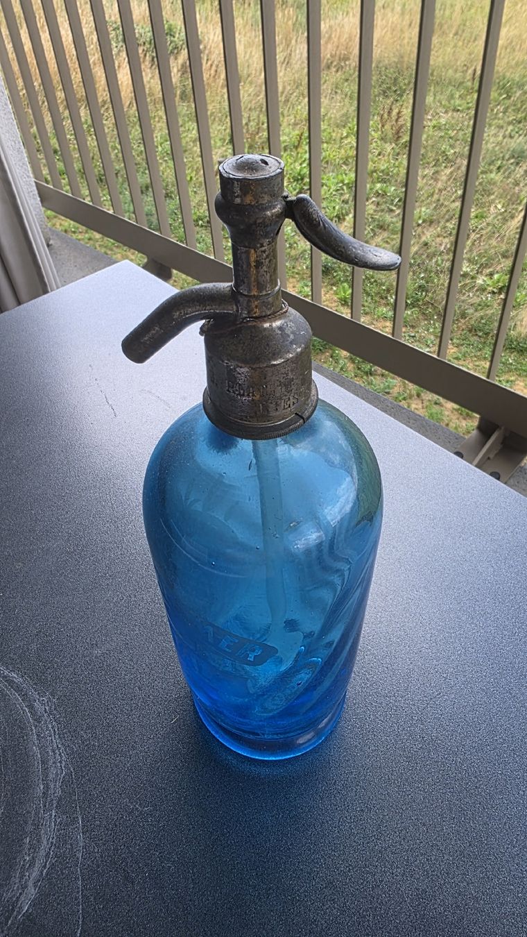 Bottiglie: Antike Soda Karaffe blau Glas Metall  – Usato da Opfikon venduto da gaechtibvb 2