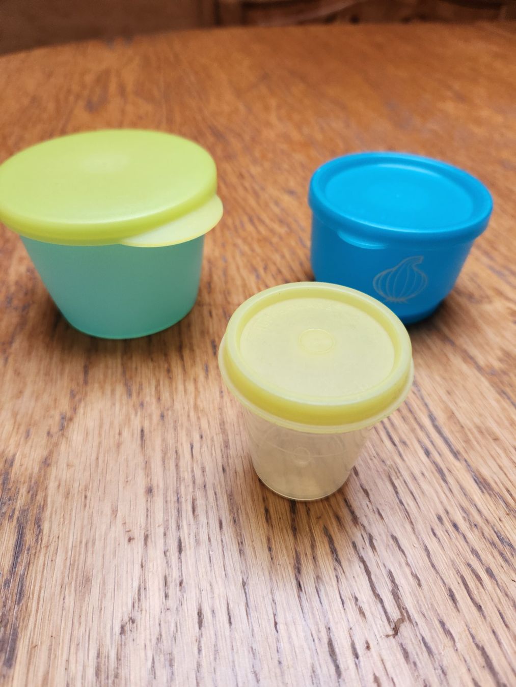Tupperware Contenitori & Simili: Tupperware 3 Behälter ; Zwiebel LIlibut – Usato da Gstaad venduto da Meiel2020