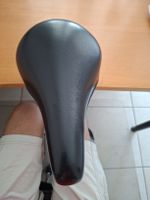 Fahrrad Sattel schwarz Rohrklemmung 25mm guter Zustand