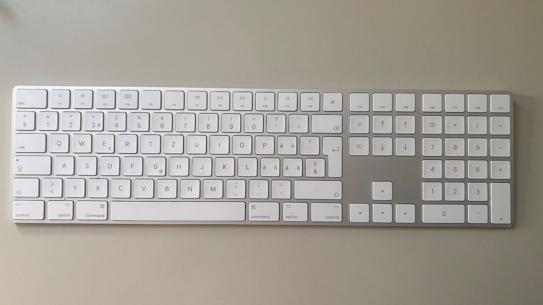 Apple Claviers: Apple Magic Keyboard mit Nummernblock – D'occasion à Wald ZH par ukulele77