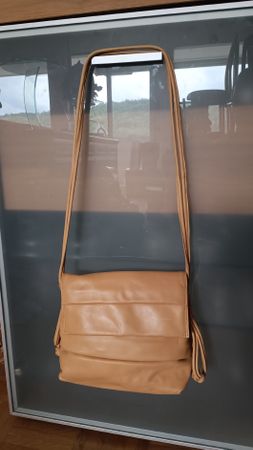 3. Edle Umhängetasche in Cognac