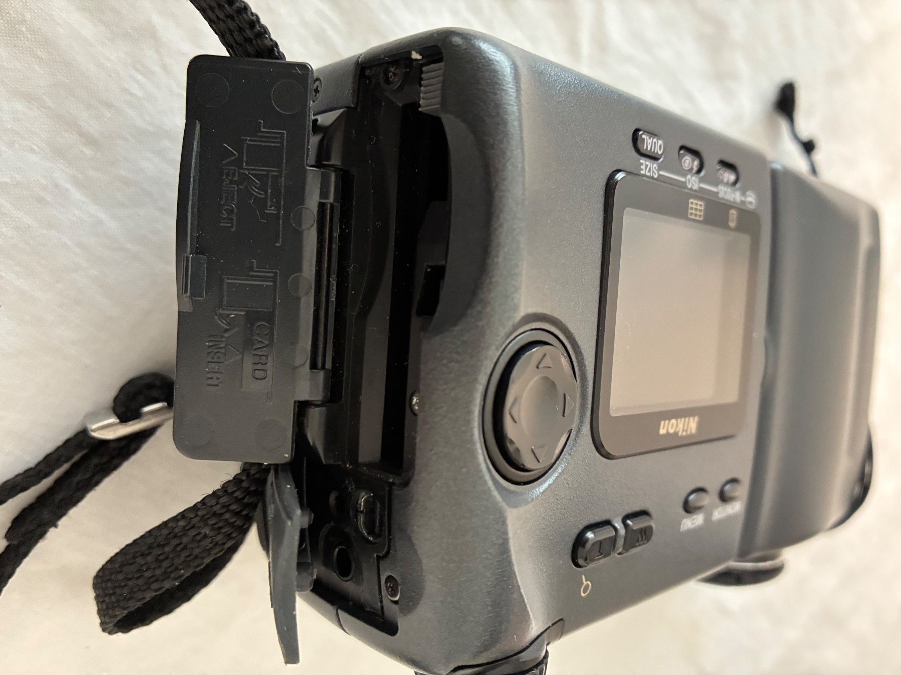 Nikon Appareil photo: Digitalkamera Nikon Coolpix E990 mit Kabeln – Défectueux à Döttingen par zha_xh2w 4