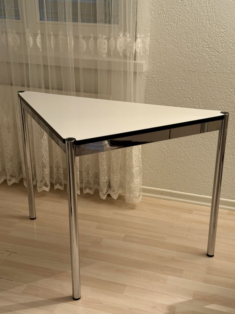 Set di tavolo e panche: USM Haller Dreieck-Tisch – Usato da Steffisburg venduto da com_tg29