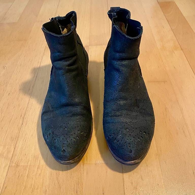 Damenschuhe: Stiefeletten schwarz mit Lochmuster – Gebraucht aus Zürich von Zababble